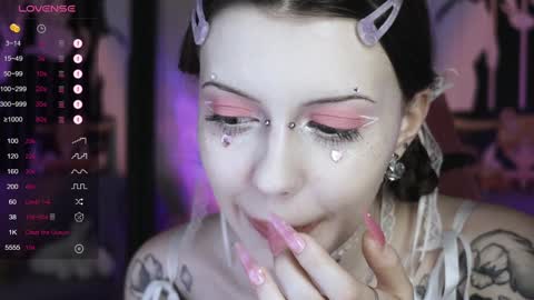 Snapshot of prettybones chatting on January 1, 2025, 6:38 pm Violet online show from January 1, 2025, 6:38 pm