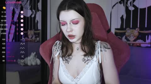 Snapshot of prettybones chatting on January 4, 2025, 12:05 pm Violet online show from January 4, 2025, 12:05 pm