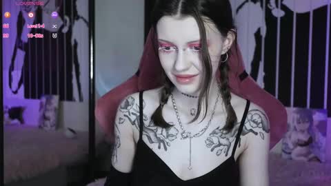 Snapshot of prettybones chatting on March 8, 2025, 12:41 pm Violet online show from March 8, 2025, 12:41 pm