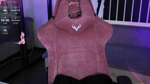 Snapshot of prettybones chatting on November 5, 2025, 1:38 am Violet online show from November 5, 2025, 1:38 am