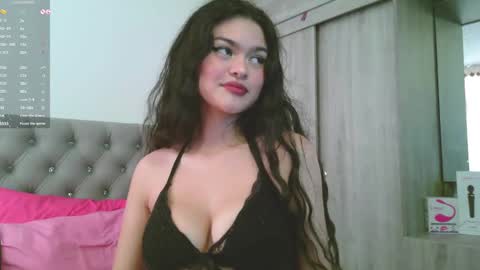 Snapshot of prettyemma_ chatting on February 9, 2025, 5:01 pm Emma online show from February 9, 2025, 5:01 pm