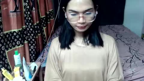 prettykhelcy online show from May 17, 2026, 10:55 am