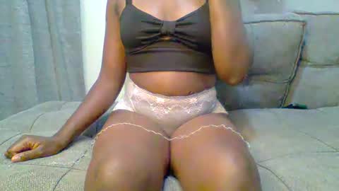 pretty queen online show from December 9, 2024, 9:37 pm