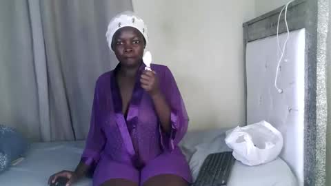 prettysmiles1 online show from September 28, 2025, 4:56 pm