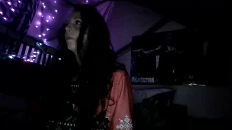 Holly love online show from November 18, 2025, 5:23 am