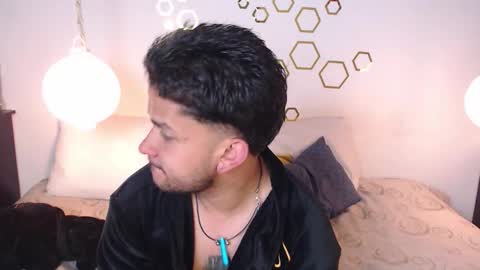 Adris  Juan online show from November 10, 2025, 2:43 am