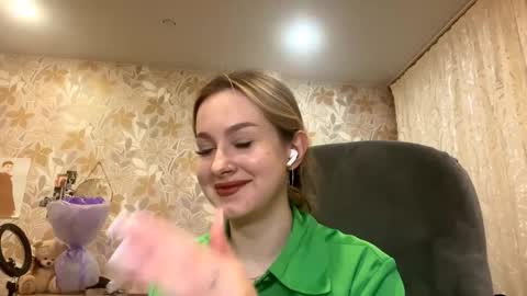 Snapshot of prudencekillmeyer chatting on October 6, 2025, 12:24 pm Luna online show from October 6, 2025, 12:24 pm