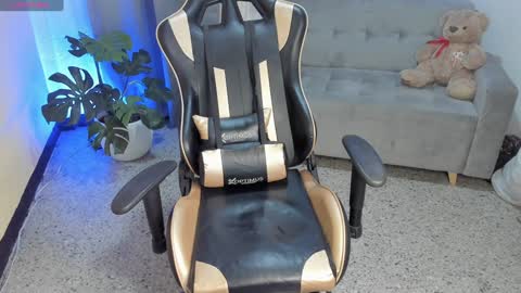    INDEPENDENT MODEL online show from January 22, 2025, 7:25 am