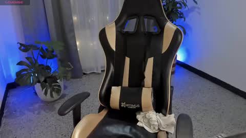    INDEPENDENT MODEL online show from February 9, 2025, 11:36 am