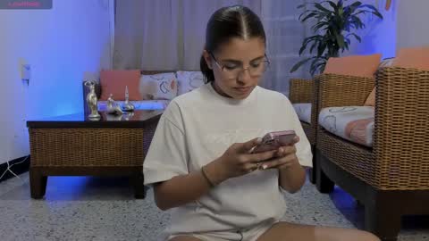    INDEPENDENT MODEL online show from March 4, 2025, 4:38 am