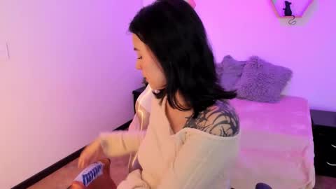 Snapshot of purple_slut_ chatting on October 17, 2025, 3:42 am Anna online show from October 17, 2025, 3:42 am