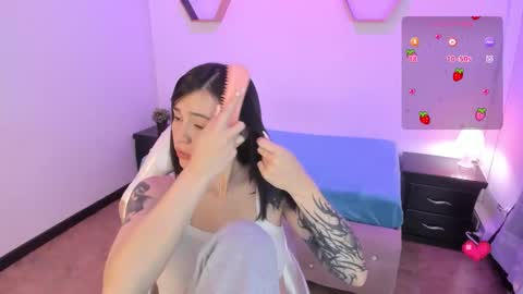 Snapshot of purple_slut_ chatting on November 6, 2025, 4:24 am Anna online show from November 6, 2025, 4:24 am