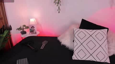 Chloe online show from November 13, 2025, 1:10 pm