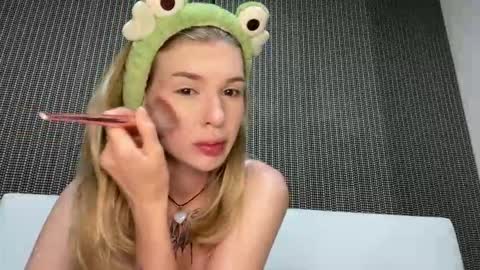 Snapshot of pussymoneywet chatting on October 27, 2025, 11:31 pm Lina online show from October 27, 2025, 11:31 pm