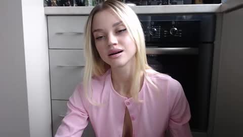 Snapshot of qeeensgambit chatting on December 10, 2024, 11:00 am Milana online show from December 10, 2024, 11:00 am