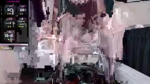 qianqian_ online show from December 2, 2025, 11:37 am