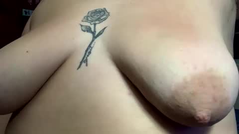 Snapshot of queeeendeepthrot chatting on November 16, 2025, 1:33 am Bigtitanalslut online show from November 16, 2025, 1:33 am