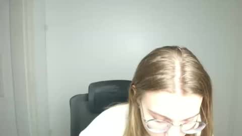 Snapshot of queen_amelie chatting on February 14, 2026, 6:32 am Amelie online show from February 14, 2026, 6:32 am