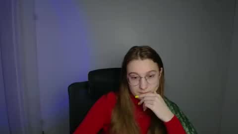 Snapshot of queen_amelie chatting on February 15, 2026, 6:32 am Amelie online show from February 15, 2026, 6:32 am