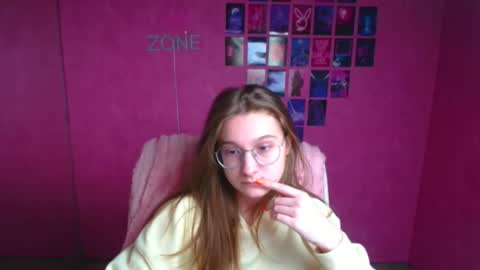 Snapshot of queen_amelie chatting on March 2, 2026, 12:23 pm Amelie online show from March 2, 2026, 12:23 pm