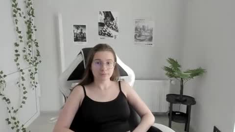 Snapshot of queen_amelie chatting on June 20, 2026, 7:55 am Amelie online show from June 20, 2026, 7:55 am