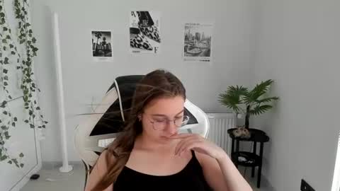 Snapshot of queen_amelie chatting on July 17, 2026, 7:04 am Amelie online show from July 17, 2026, 7:04 am