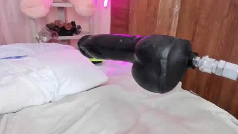 queen_yully online show from March 6, 2025, 8:48 pm