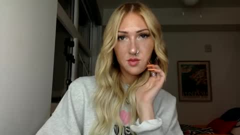 Snapshot of queenautumnxoxo chatting on October 3, 2025, 5:48 am Ani Summers online show from October 3, 2025, 5:48 am