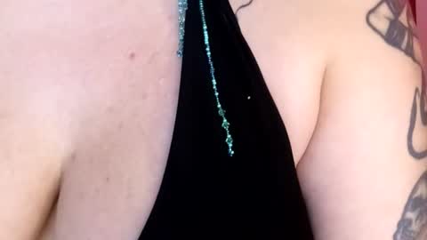 Snapshot of queenbea1369 chatting on June 21, 2026, 12:52 pm queenbea1369 online show from June 21, 2026, 12:52 pm