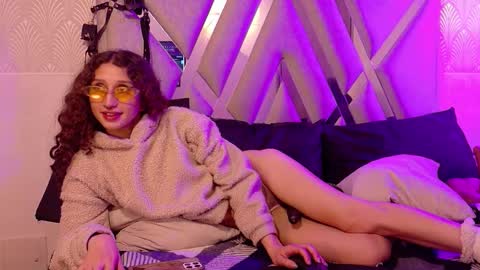 QUEENJEENN online show from January 6, 2026, 10:19 am