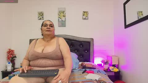 Snapshot of queenmature chatting on May 31, 2026, 12:45 pm VickyBoobss online show from May 31, 2026, 12:45 pm