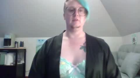 Snapshot of queerlyjaz chatting on September 30, 2025, 1:43 am queerlyjaz online show from September 30, 2025, 1:43 am