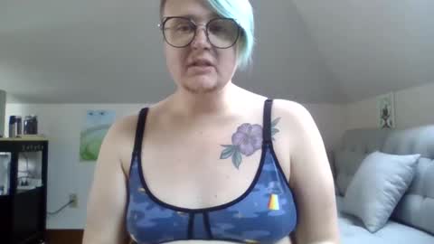 Snapshot of queerlyjaz chatting on October 4, 2025, 6:17 pm queerlyjaz online show from October 4, 2025, 6:17 pm