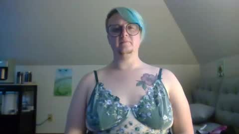 Snapshot of queerlyjaz chatting on October 8, 2025, 1:36 am queerlyjaz online show from October 8, 2025, 1:36 am