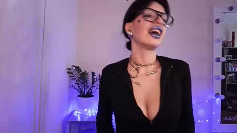 quiet_smile online show from September 28, 2025, 10:31 am