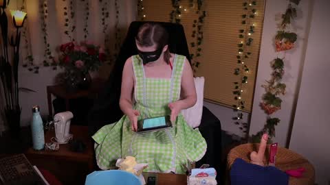 Snapshot of quinnrmonroe chatting on December 22, 2024, 4:27 pm QuinnMonroe online show from December 22, 2024, 4:27 pm