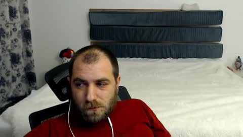 Snapshot of r0bila chatting on December 4, 2024, 9:35 pm R0bila online show from December 4, 2024, 9:35 pm