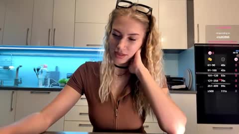 Mila online show from April 17, 2026, 4:32 pm