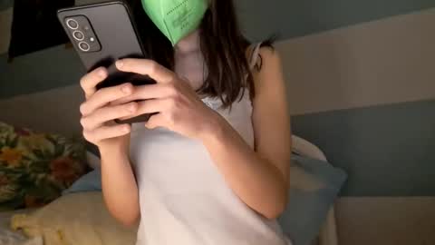 Bella online show from November 8, 2025, 8:18 pm