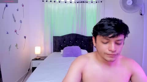 raider and roxie online show from November 21, 2025, 1:54 pm