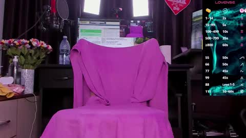 Snapshot of raissa_sky26 chatting on October 1, 2025, 2:39 am Laura online show from October 1, 2025, 2:39 am