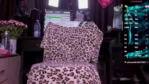 Snapshot of raissa_sky26 chatting on October 27, 2025, 3:43 am Laura online show from October 27, 2025, 3:43 am