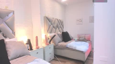 Raquel Moore  online show from October 2, 2025, 12:01 pm