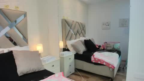 Raquel Moore  online show from November 22, 2025, 2:16 pm