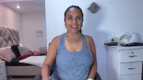 Raquel Moore  online show from December 4, 2025, 11:41 am