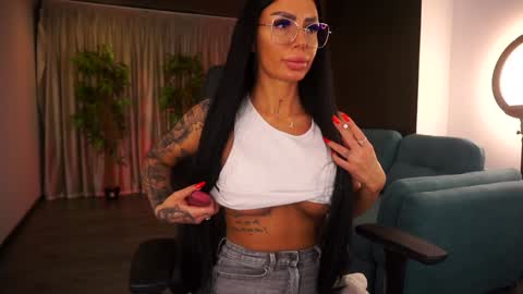 Raquelle online show from January 11, 2025, 7:16 pm