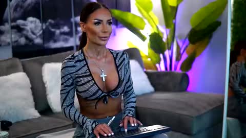 Raquelle online show from October 8, 2025, 8:56 am