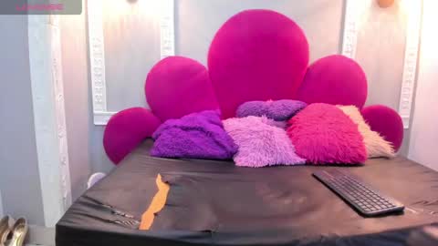 raven_loove online show from May 13, 2026, 7:11 pm