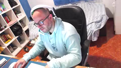 ravingr3d3 online show from February 2, 2026, 9:52 am