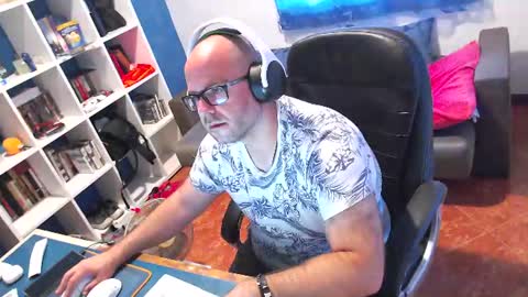 Snapshot of ravingr3d3 chatting on June 17, 2026, 8:06 am ravingr3d3 online show from June 17, 2026, 8:06 am